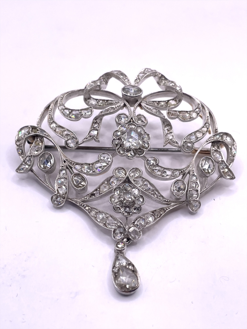 Broche de oro  18 kt ,con vistas de plata y diamantes