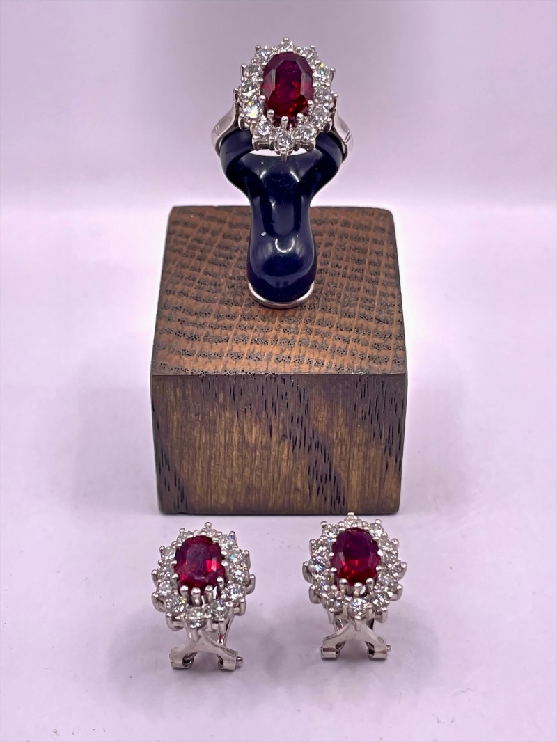 Juegos de pendientes y anillo de oro de 18 KT , RUBÍES Y DIAMANTES